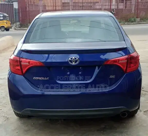 Toyota Corolla SE (1.8L 4cyl 6M) 2018 Blue