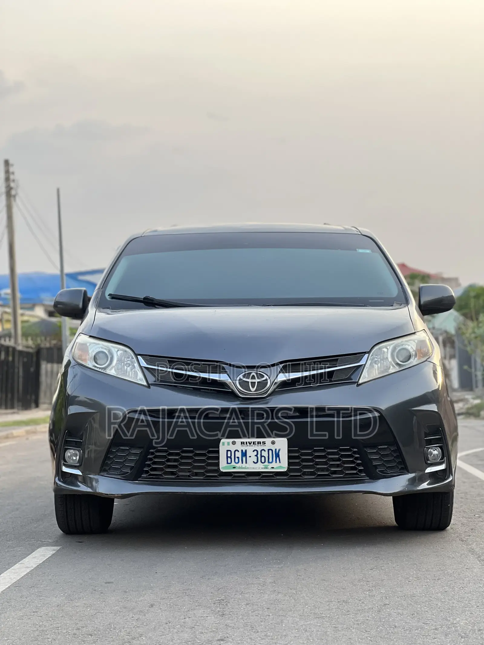 Toyota Sienna LE 8 Passenger (3.5L 6cyl 8A) 2017 Gray