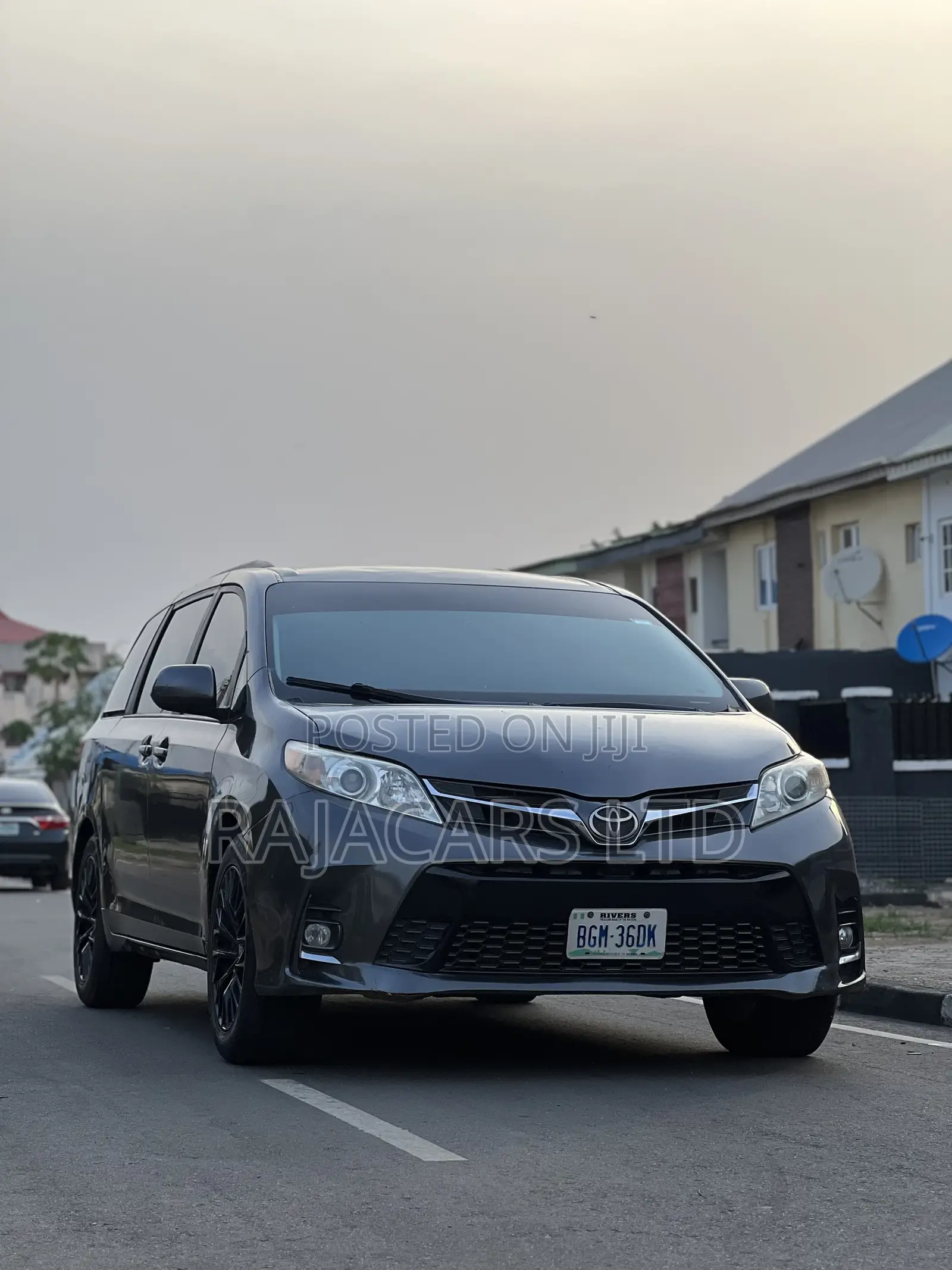 Toyota Sienna LE 8 Passenger (3.5L 6cyl 8A) 2017 Gray