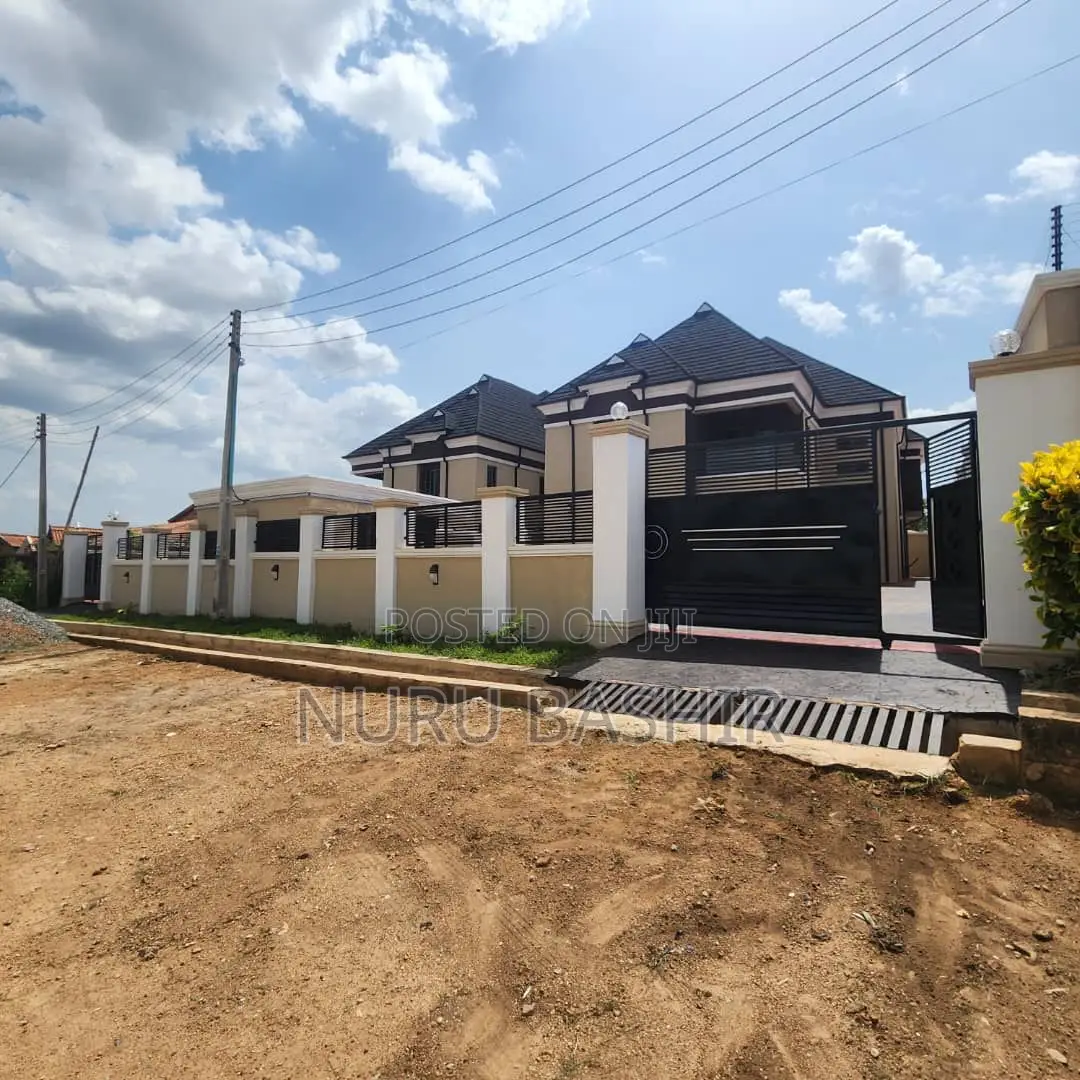 5bdrm Duplex in Malami Estate for sale