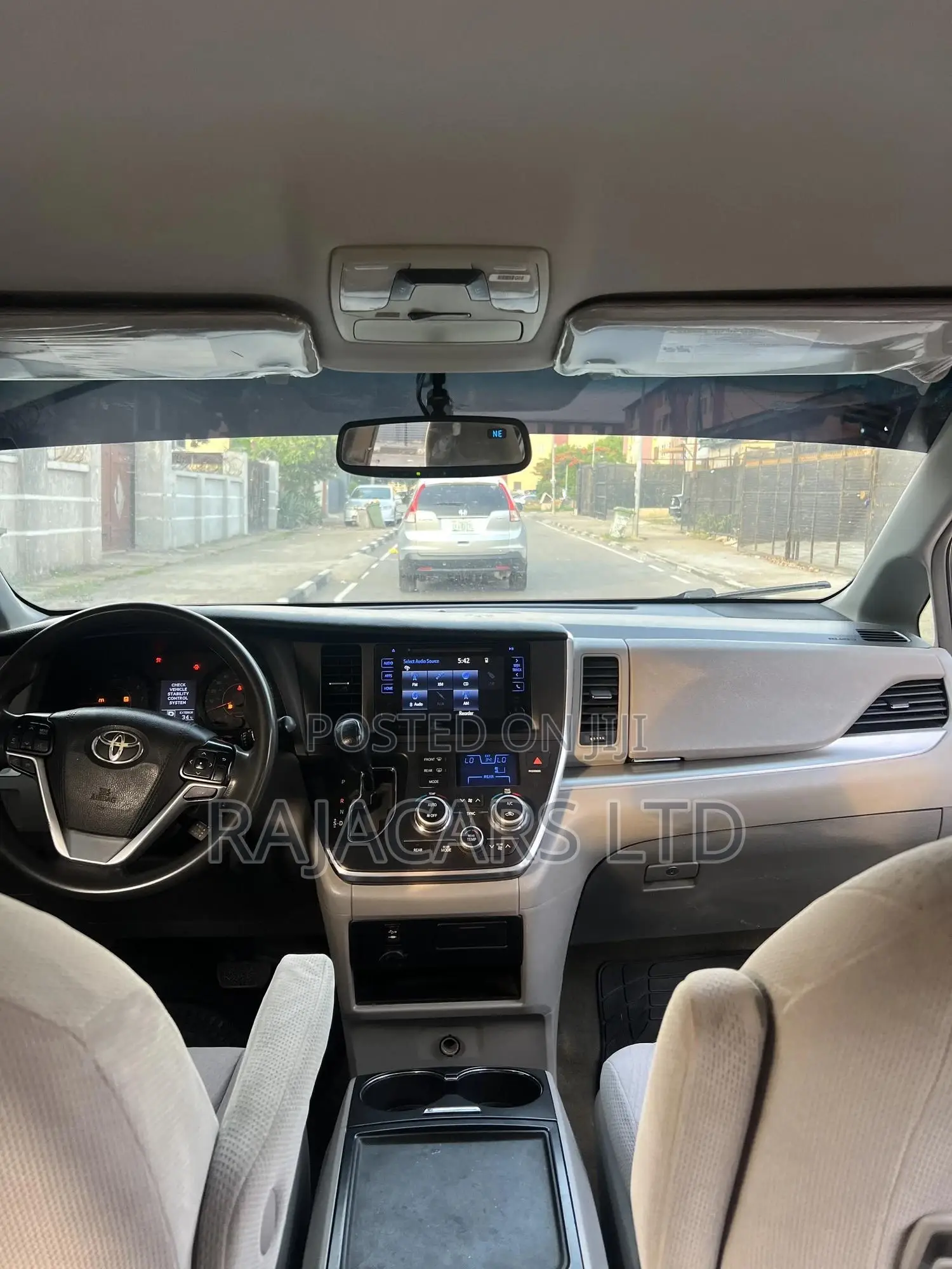 Toyota Sienna LE 8 Passenger (3.5L 6cyl 8A) 2017 Gray
