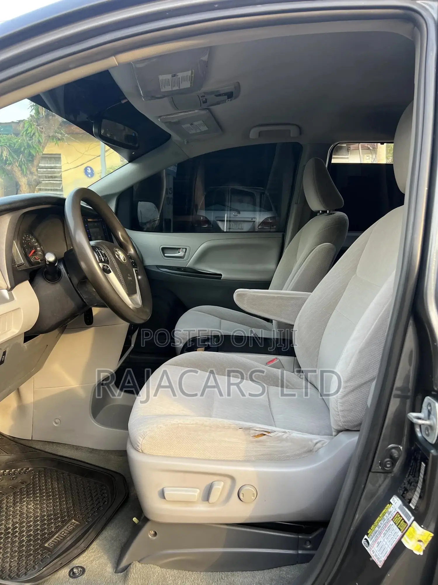 Toyota Sienna LE 8 Passenger (3.5L 6cyl 8A) 2017 Gray