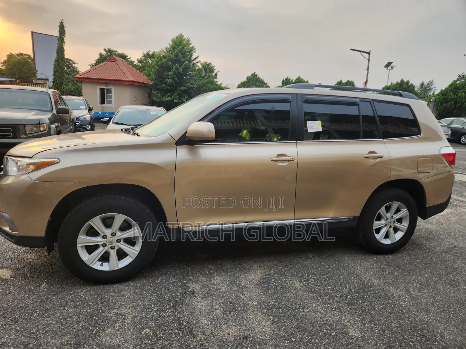 Toyota Highlander Plus 3.5L 4WD 2013 Gold