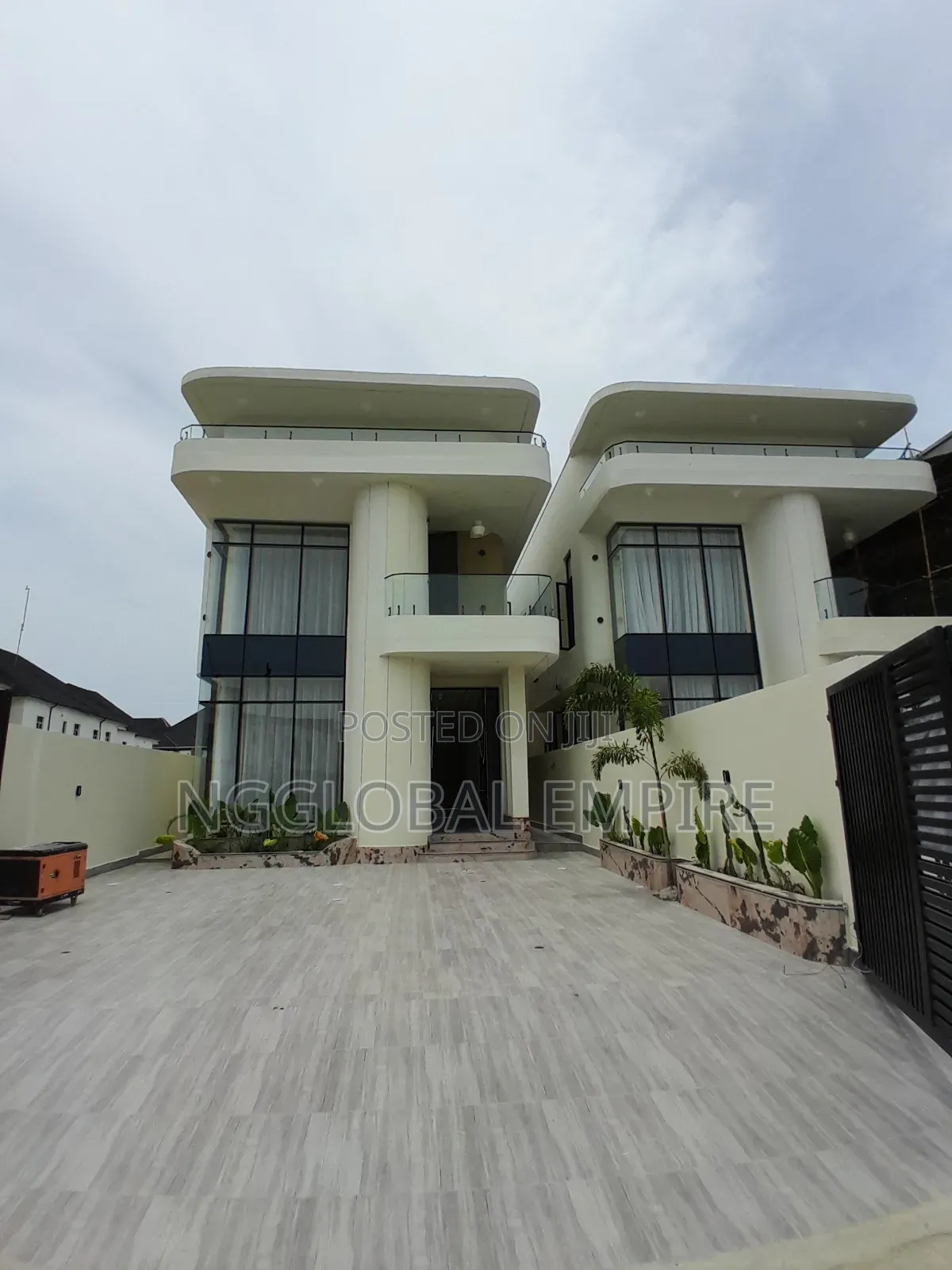 Furnished 5bdrm Duplex in Royal Pine, Chevron for sale