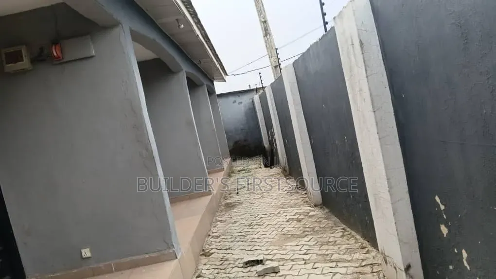 1bdrm Block of Flats in Epe for sale
