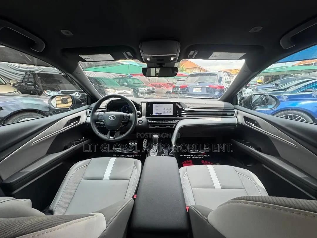 Toyota Camry SE 2025