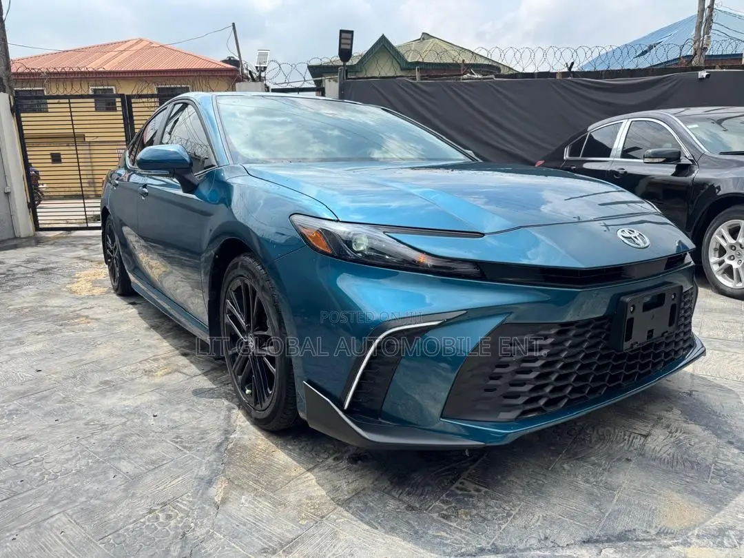 Toyota Camry SE 2025
