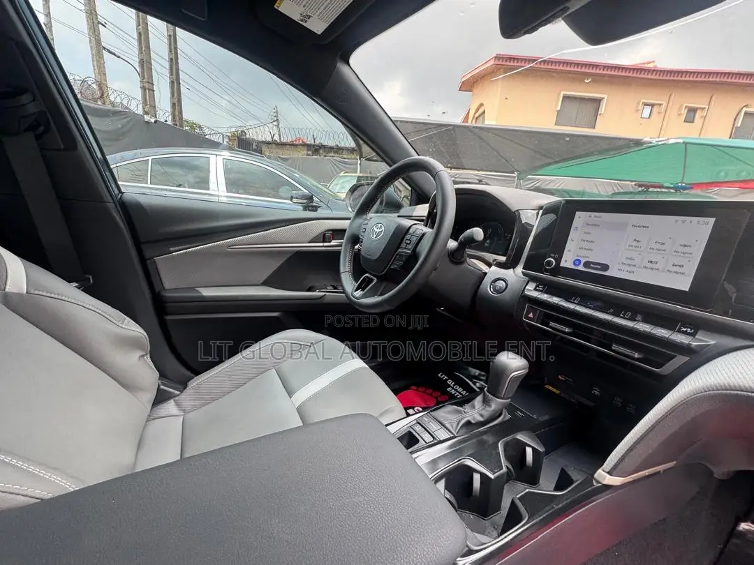 Toyota Camry SE 2025