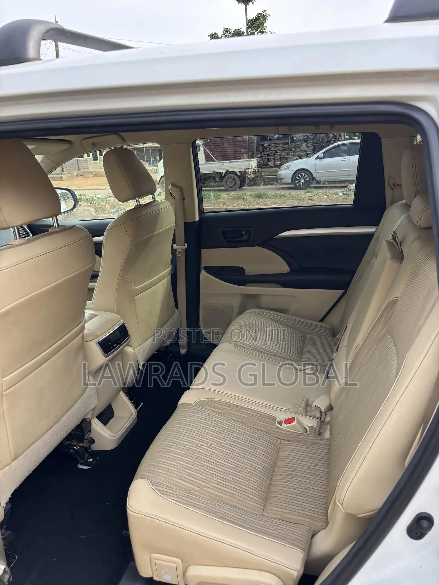 Toyota Highlander LE 4dr SUV AWD (3.5L 6cyl 6A) 2015 White
