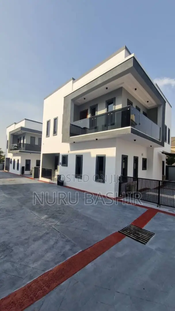 4bdrm Duplex in Jericho for sale