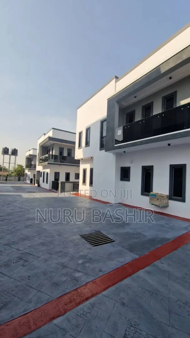 4bdrm Duplex in Jericho for sale