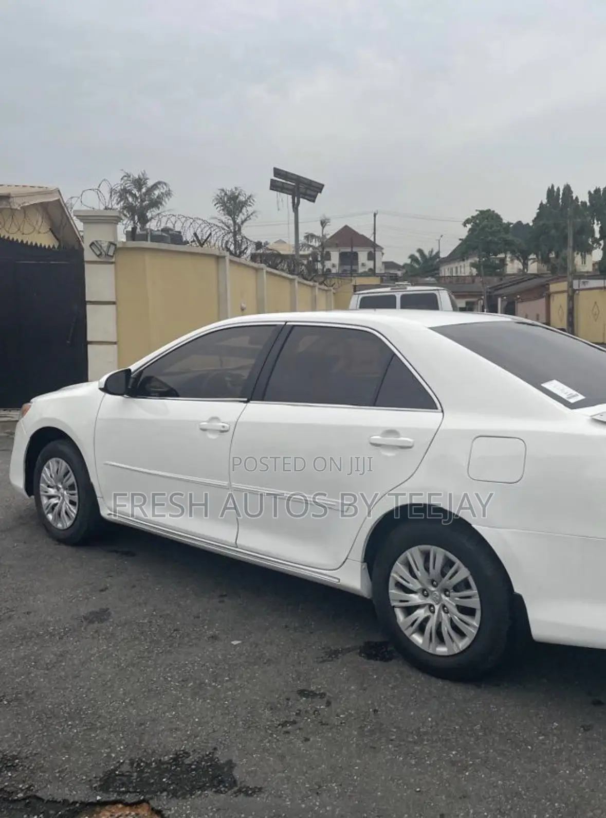 Toyota Camry LE 4dr Sedan w/Prod. End 11/13 (2.5L 4cyl 6A) 2014 White