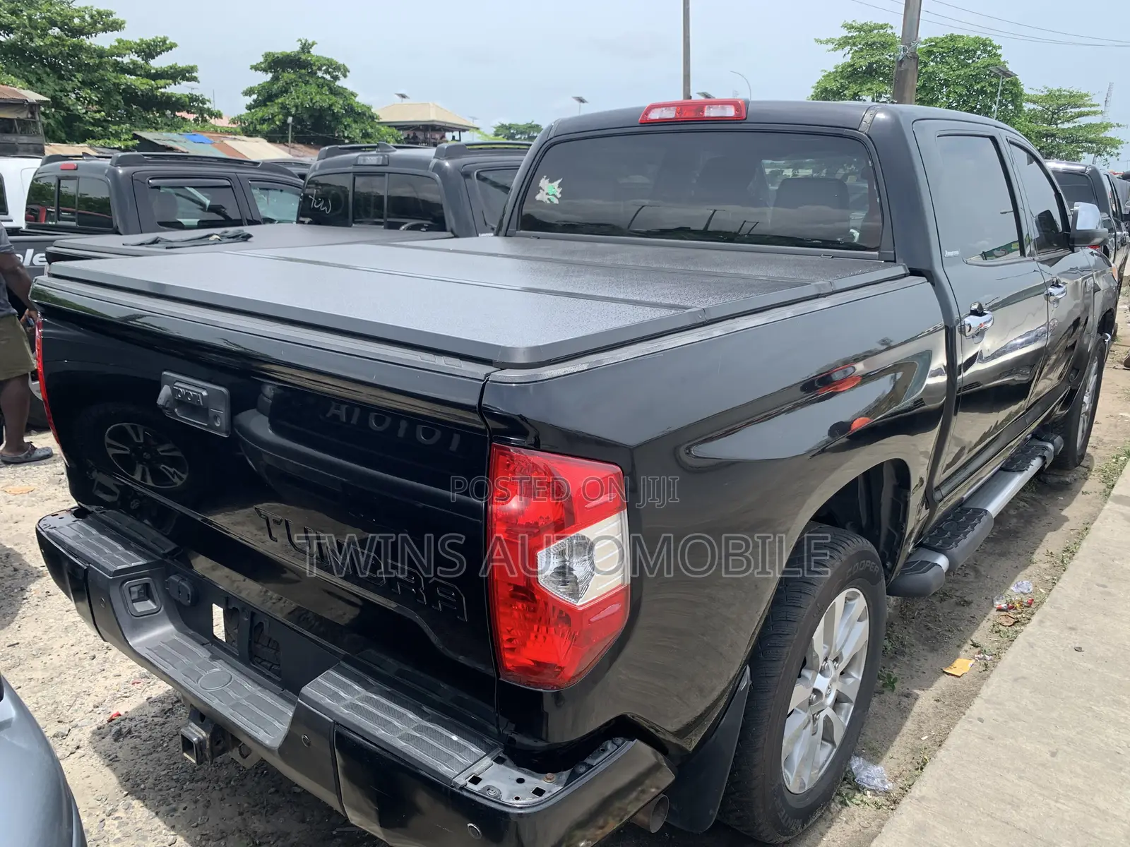 Toyota Tundra Limited 5.7L V8 4x4 Double Cab 6.6 ft. box 145.7 in. WB