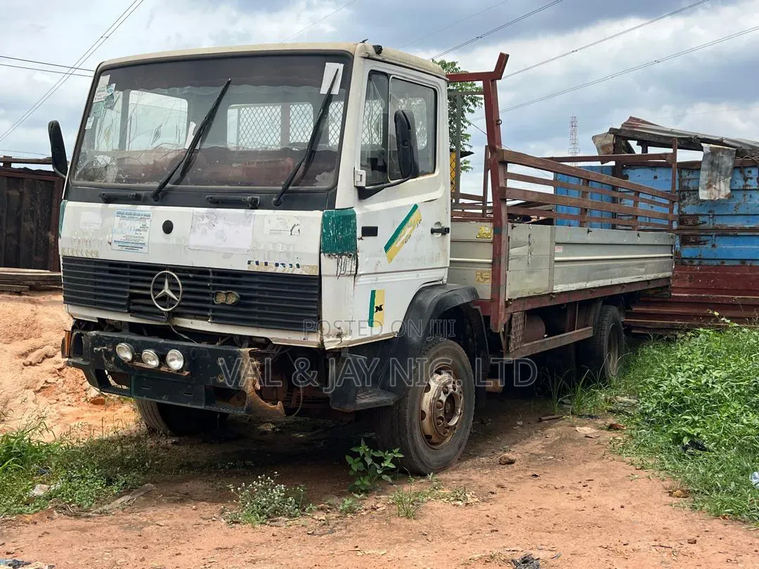 Mercedes Benz 1117 Rigid Truck - 8 Bolts