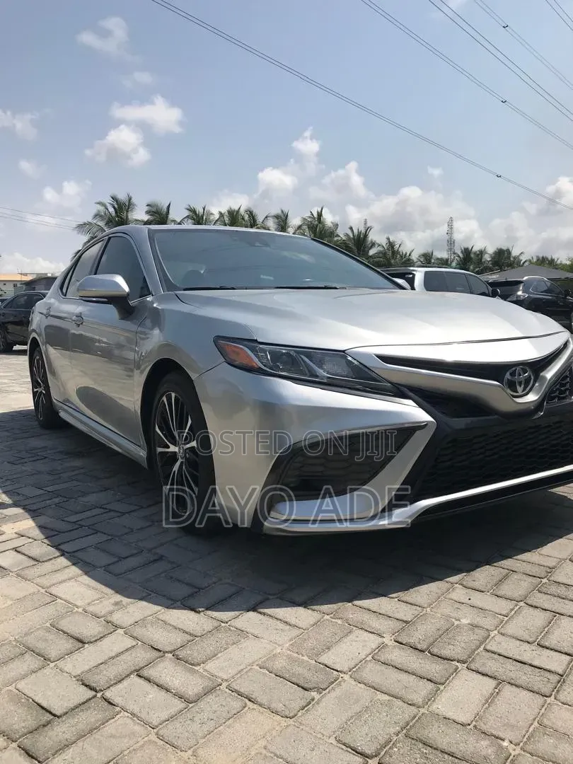 Toyota Camry SE FWD (2.5L 4cyl 8AM) 2018 Silver