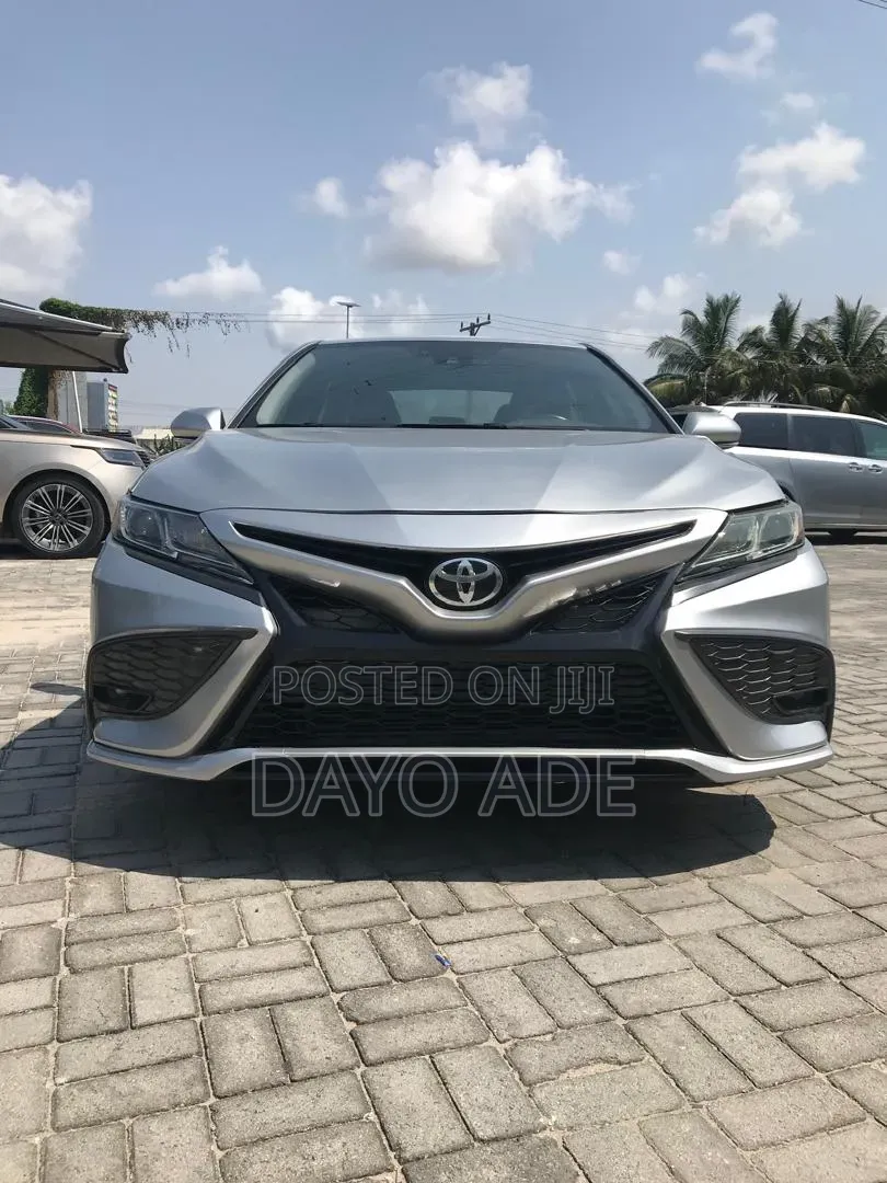 Toyota Camry SE FWD (2.5L 4cyl 8AM) 2018 Silver