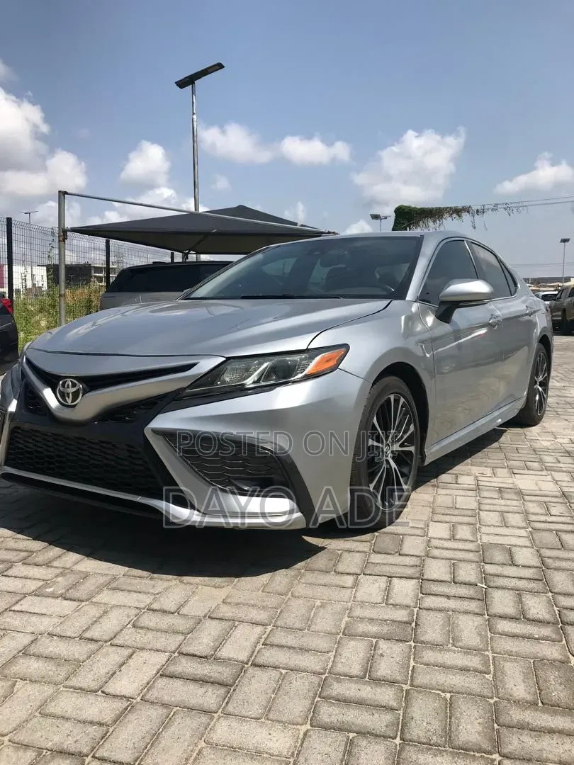 Toyota Camry SE FWD (2.5L 4cyl 8AM) 2018 Silver