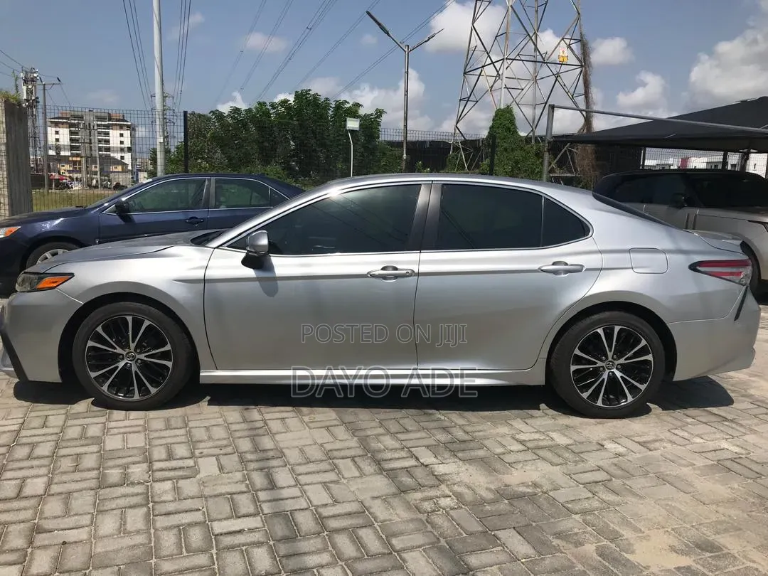 Toyota Camry SE FWD (2.5L 4cyl 8AM) 2018 Silver