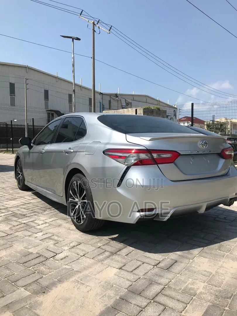 Toyota Camry SE FWD (2.5L 4cyl 8AM) 2018 Silver