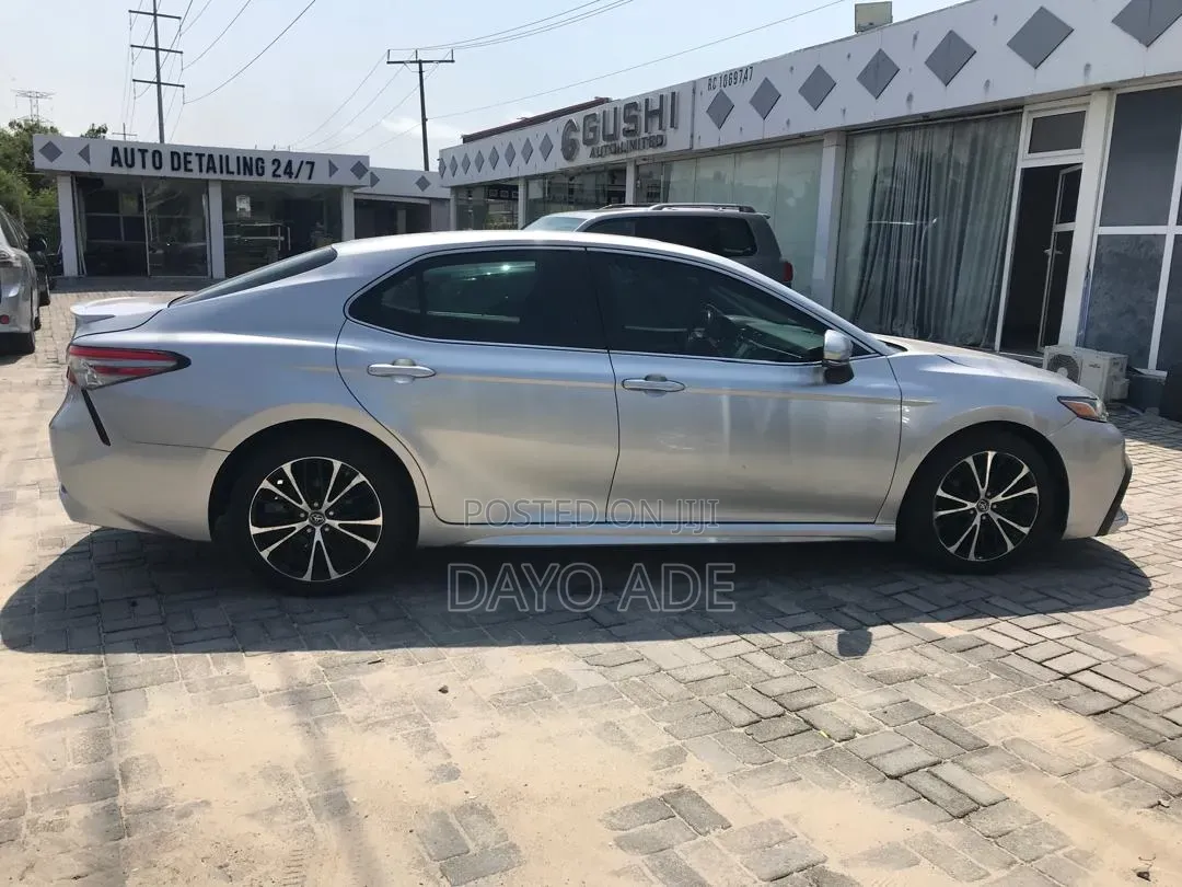 Toyota Camry SE FWD (2.5L 4cyl 8AM) 2018 Silver