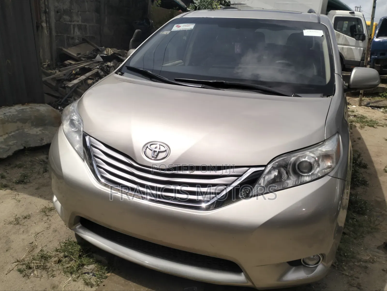 Toyota Sienna XLE 7-Passenger 4dr Minivan AWD (3.5L 6cyl 6A) 2015 Gold