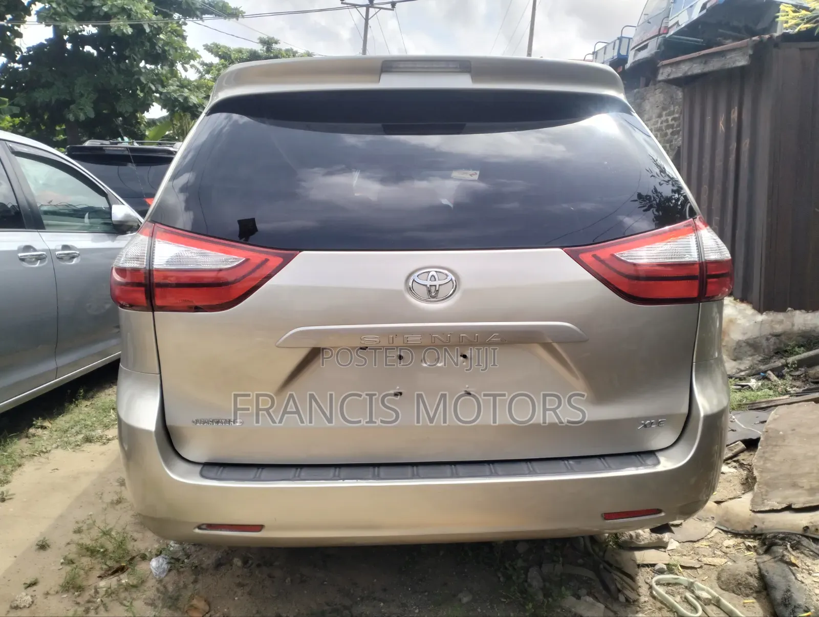 Toyota Sienna XLE 7-Passenger 4dr Minivan AWD (3.5L 6cyl 6A) 2015 Gold