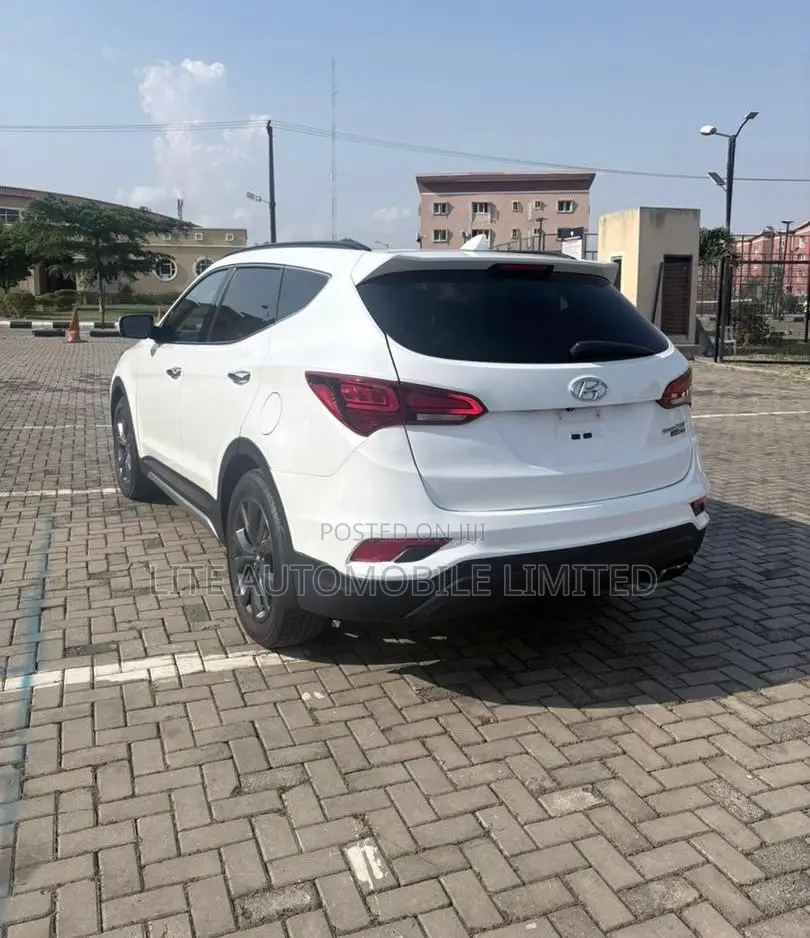 Hyundai Santa Fe SE Ultimate FWD 2018 White