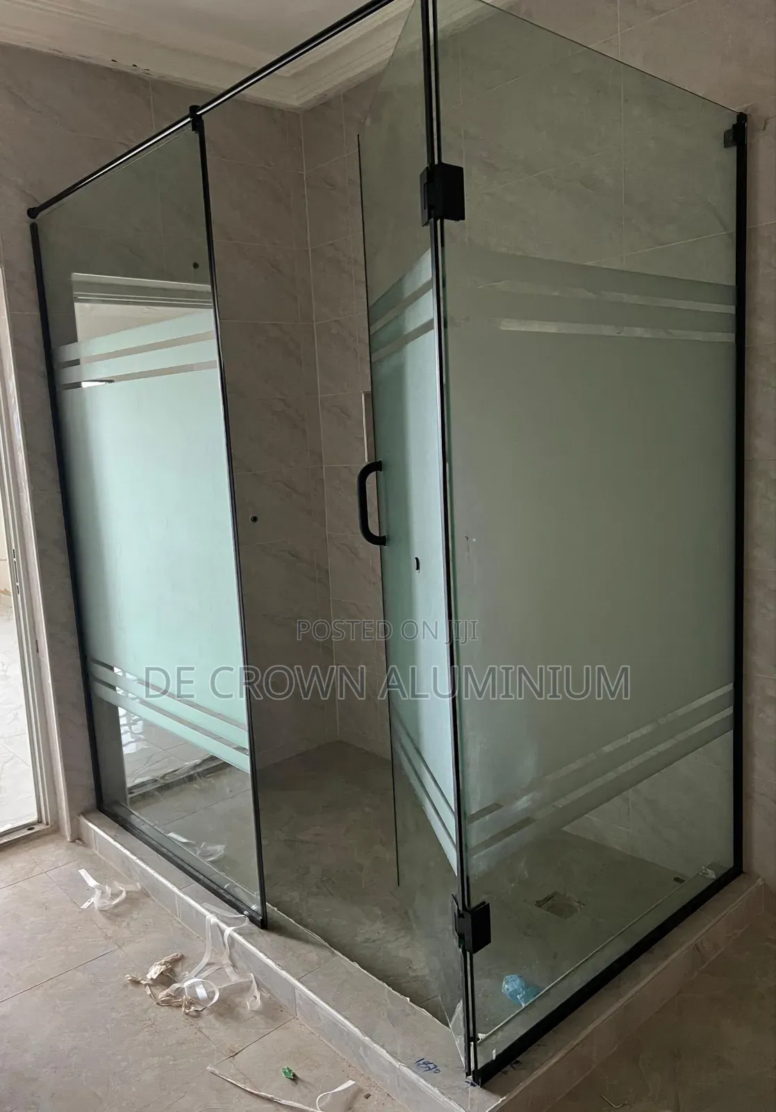  Luxury 10mm Tempered Half Frosted Glass Shower Cubicle 