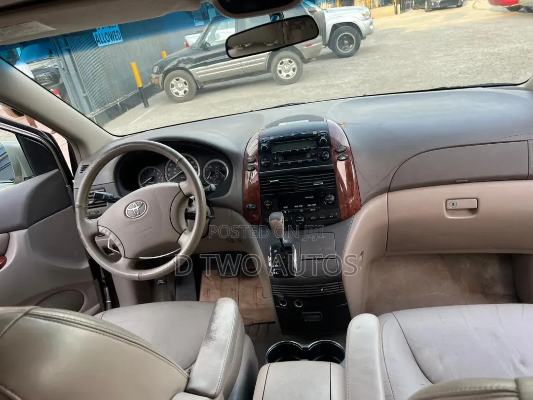 Toyota Sienna XLE Limited AWD 2005 Gold