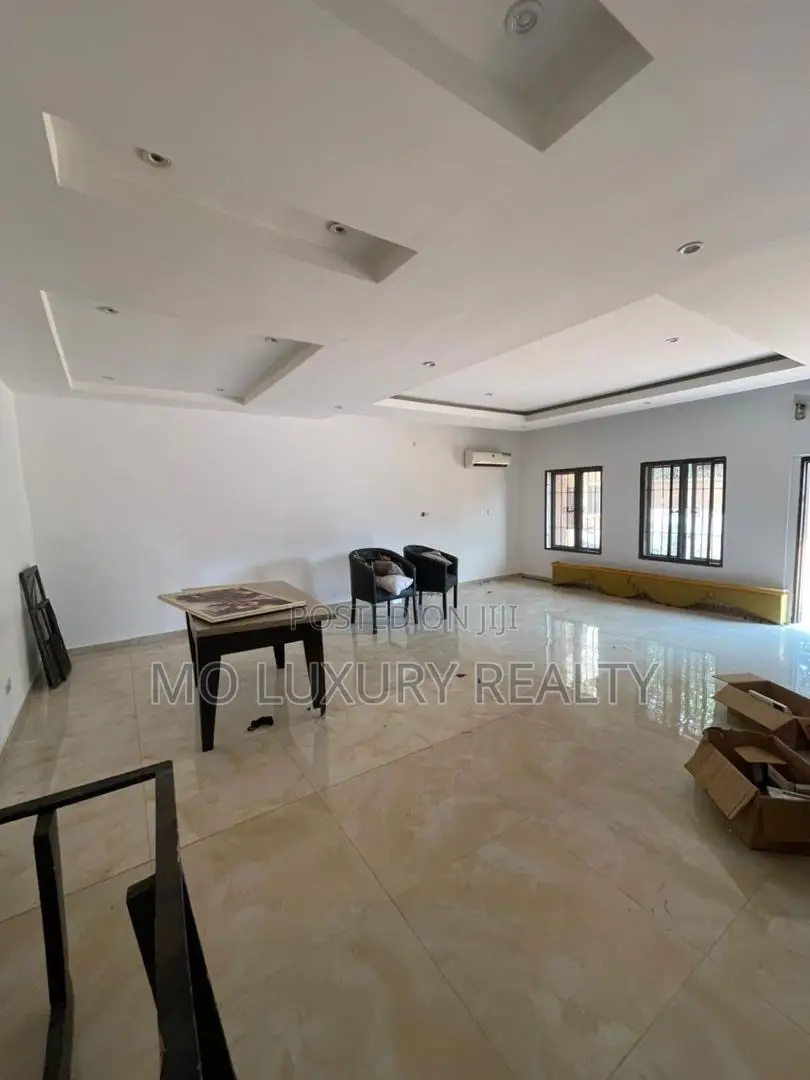 3bdrm Apartment in Lekki Phase 1 for rent