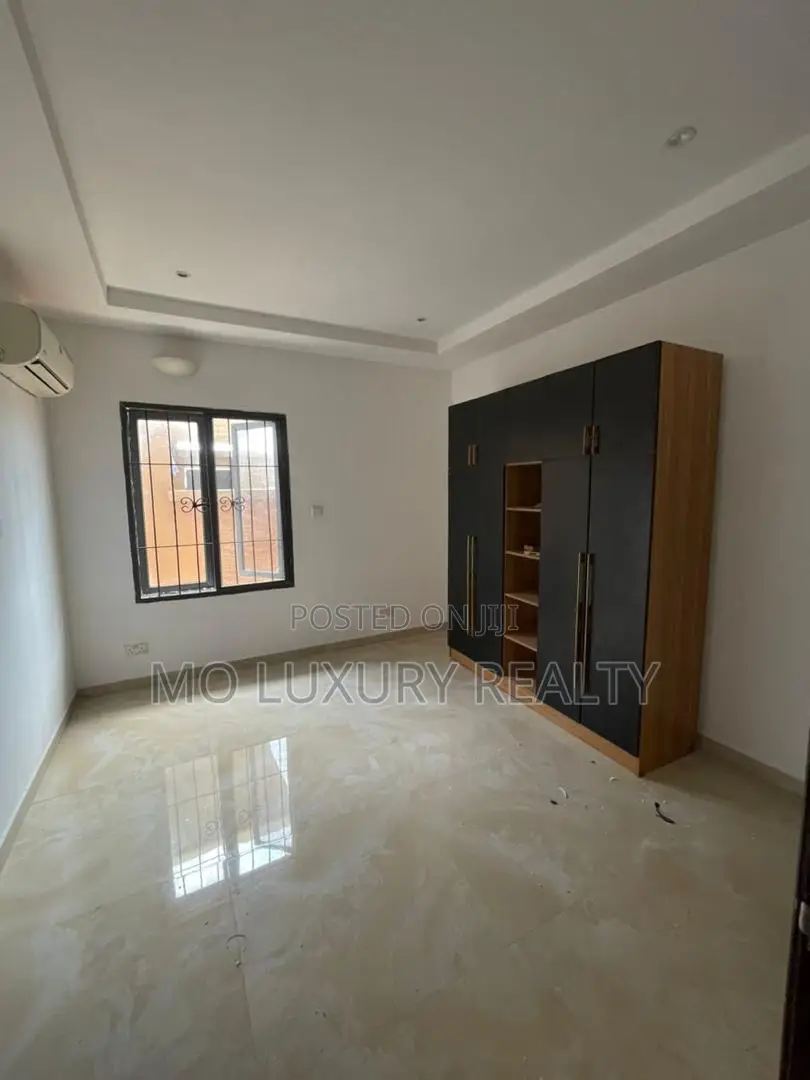 3bdrm Apartment in Lekki Phase 1 for rent