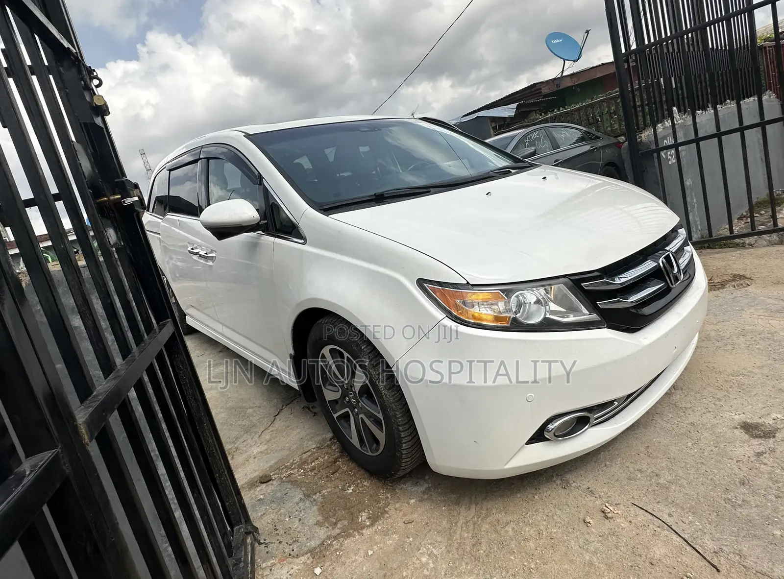 Honda Accord Touring V-6 4dr Sedan (3.5L 6cyl 6A) 2014 White