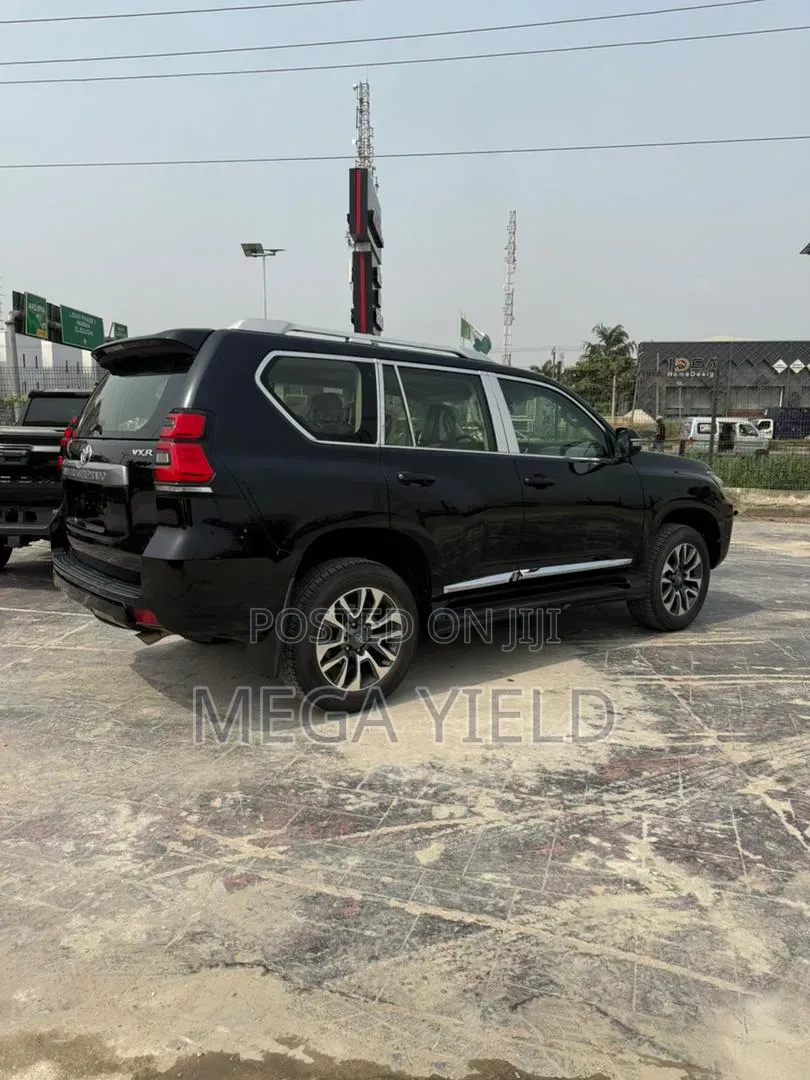 New Toyota Land Cruiser Prado 2.7 2023 Black