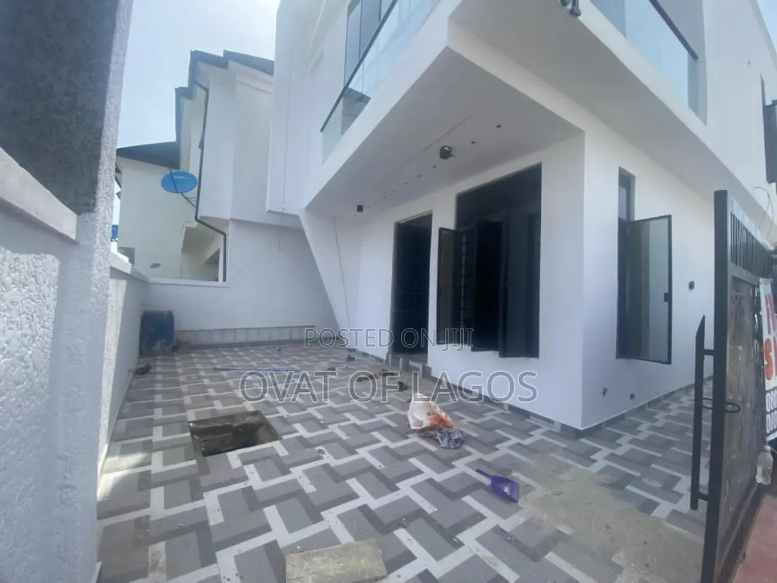 4bdrm Duplex in Ikota Villa for sale