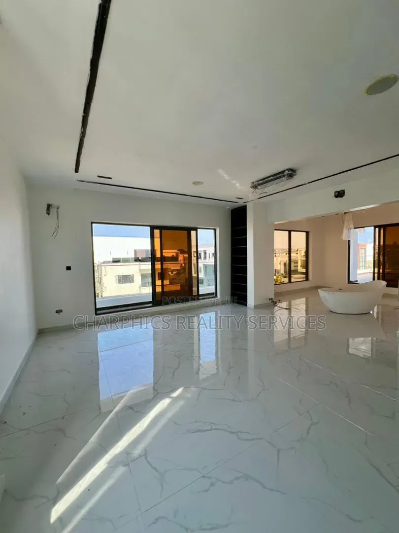 5bdrm House in Osapa london for sale