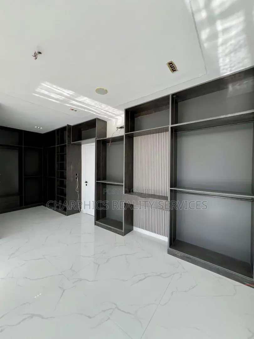 5bdrm House in Osapa london for sale