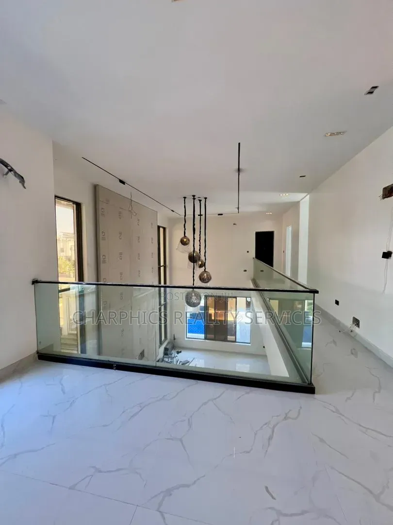 5bdrm House in Osapa london for sale