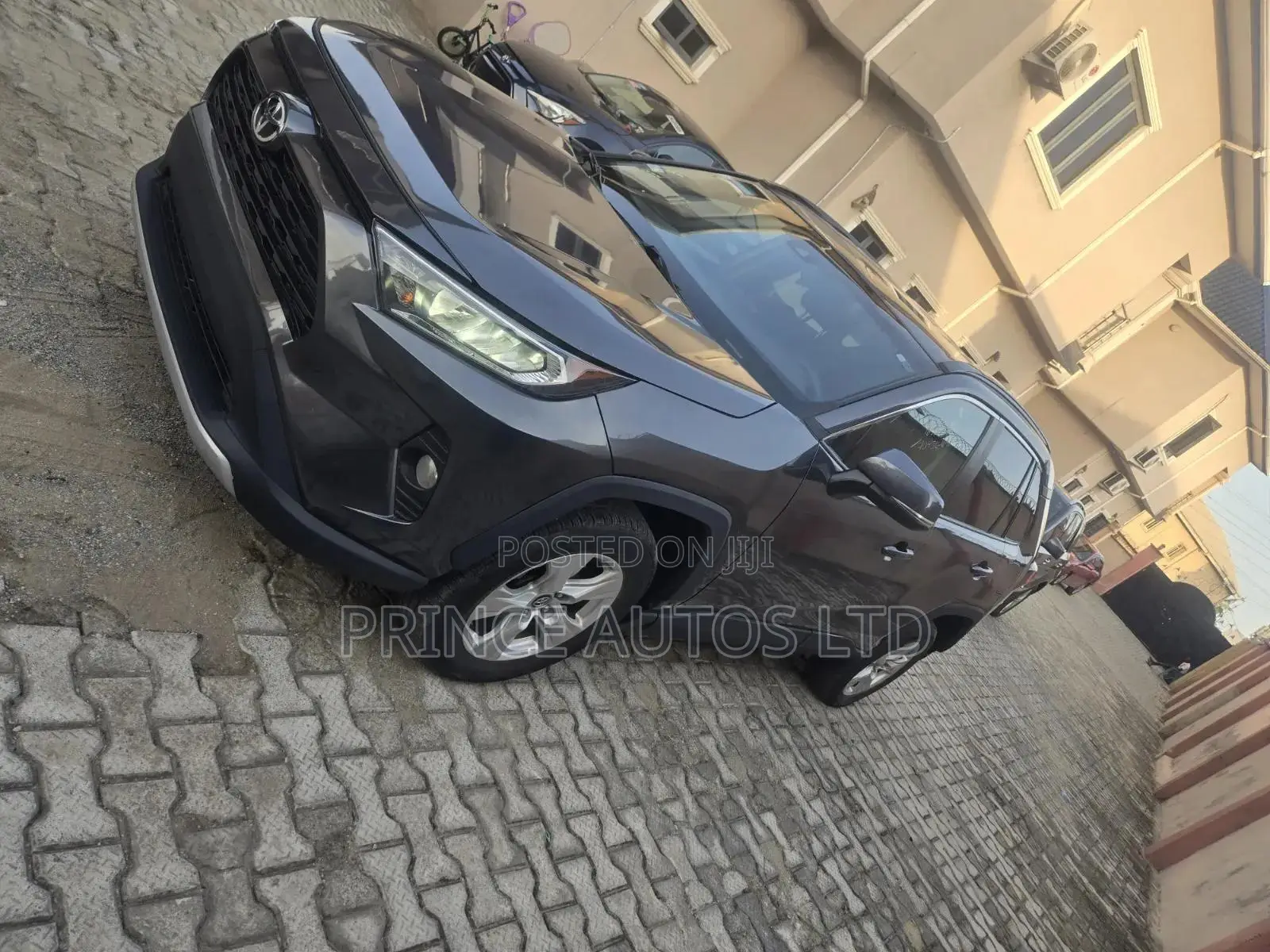 Toyota RAV4 XLE 2021 Gray