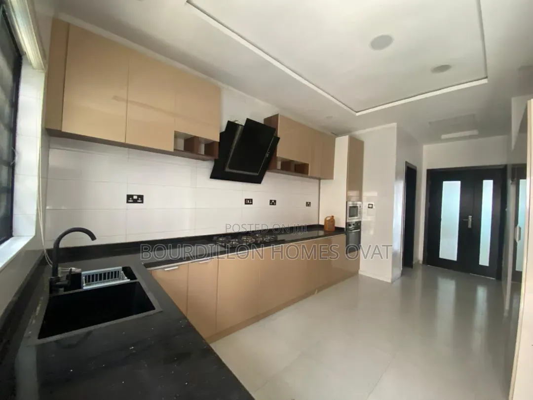5bdrm Duplex in Ikota Villa Estate for rent