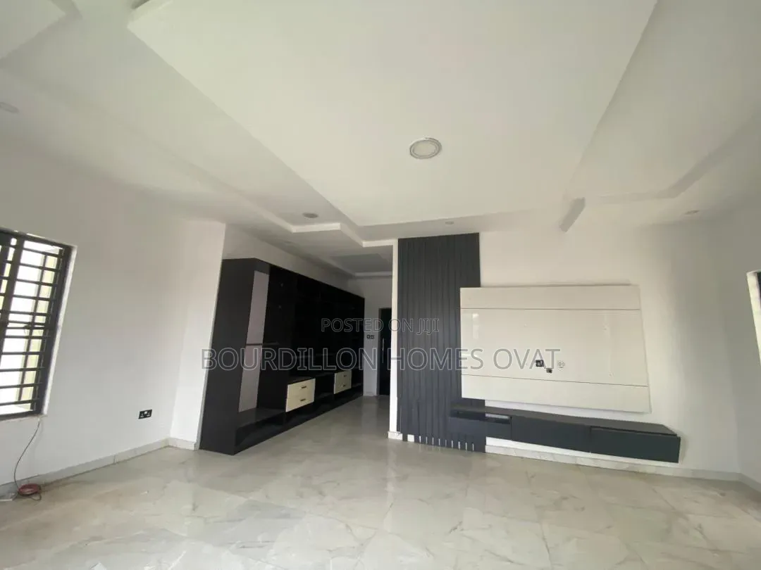 5bdrm Duplex in Ikota Villa Estate for rent
