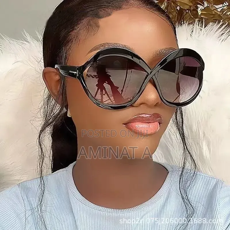 Trendy Ladies Eye Glasses Bold Unique Frame With Case (Black)