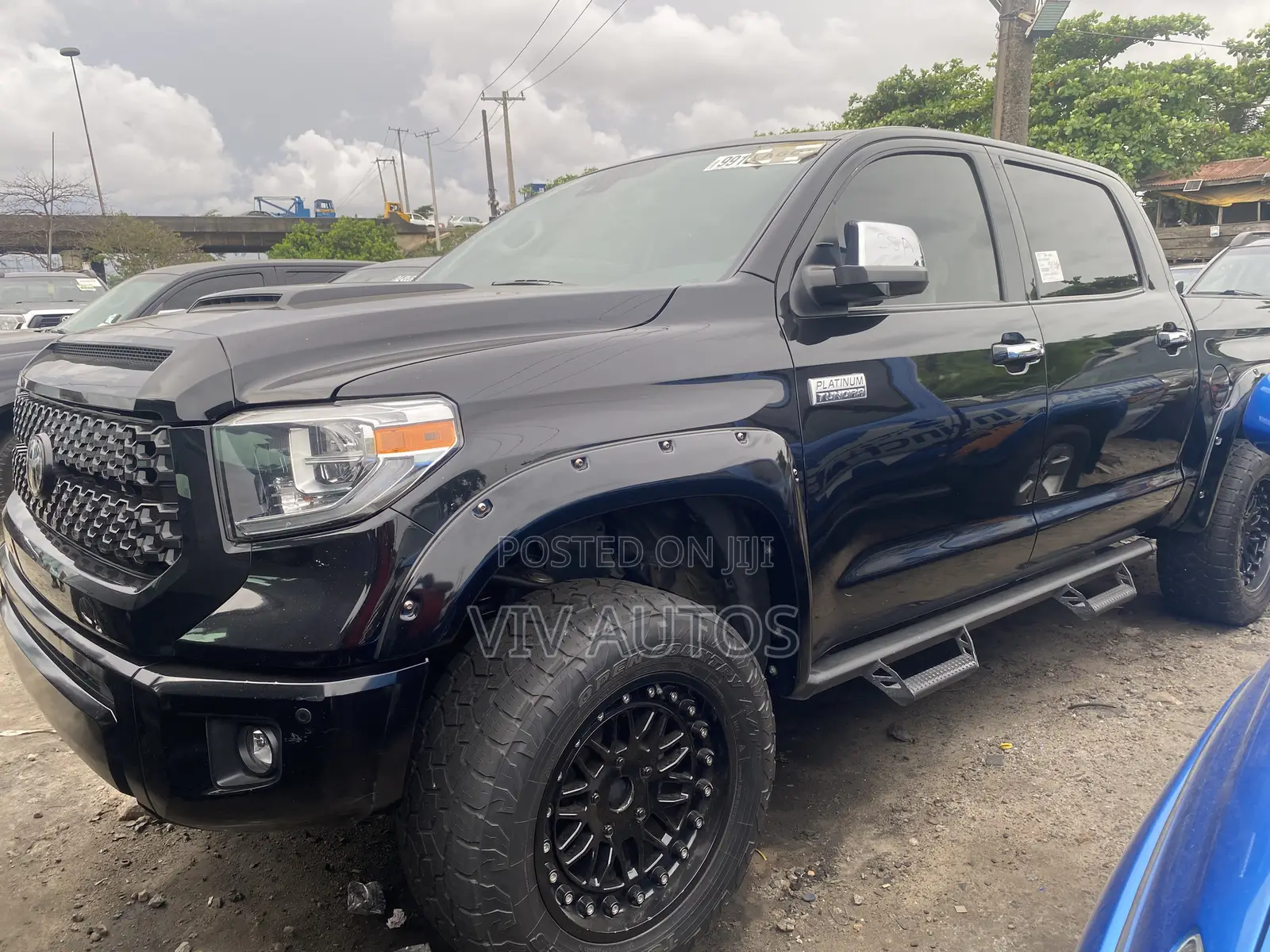 Toyota Tundra Platinum 5.7L V8 4x4 CrewMax 5.6 ft. box 145.7 in. WB