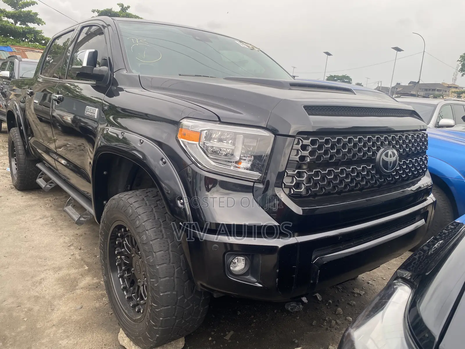Toyota Tundra Platinum 5.7L V8 4x4 CrewMax 5.6 ft. box 145.7 in. WB