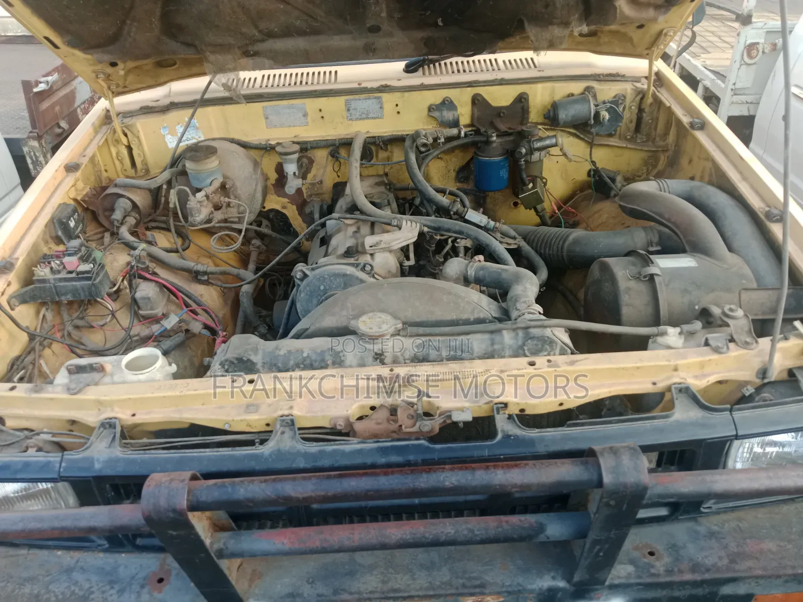 Toyota Hilux 1990 Yellow