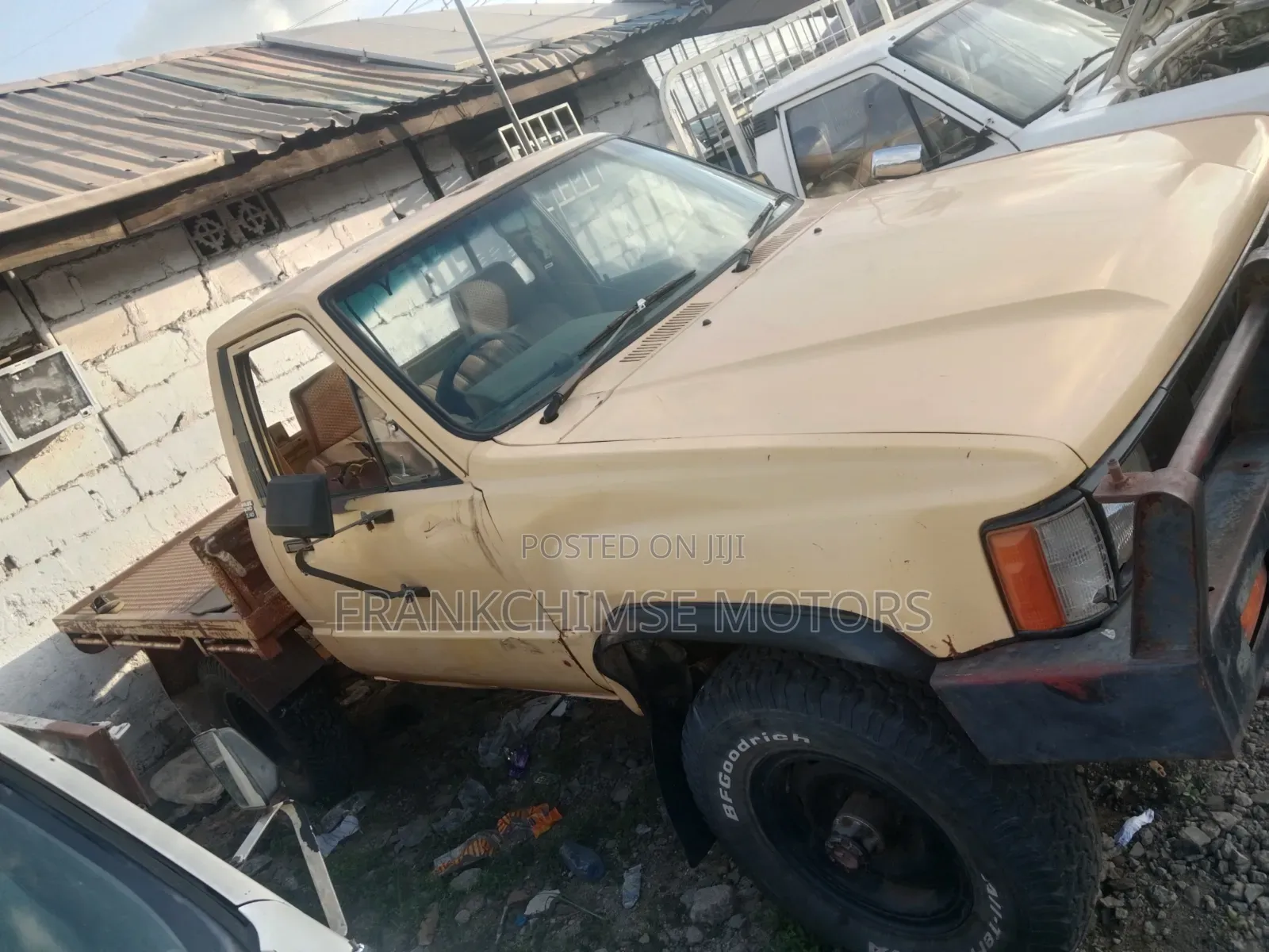 Toyota Hilux 1990 Yellow