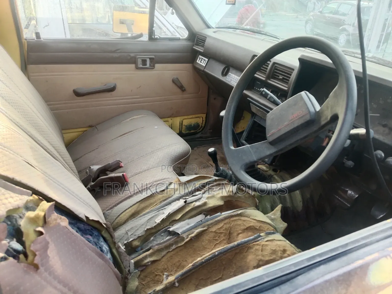 Toyota Hilux 1990 Yellow