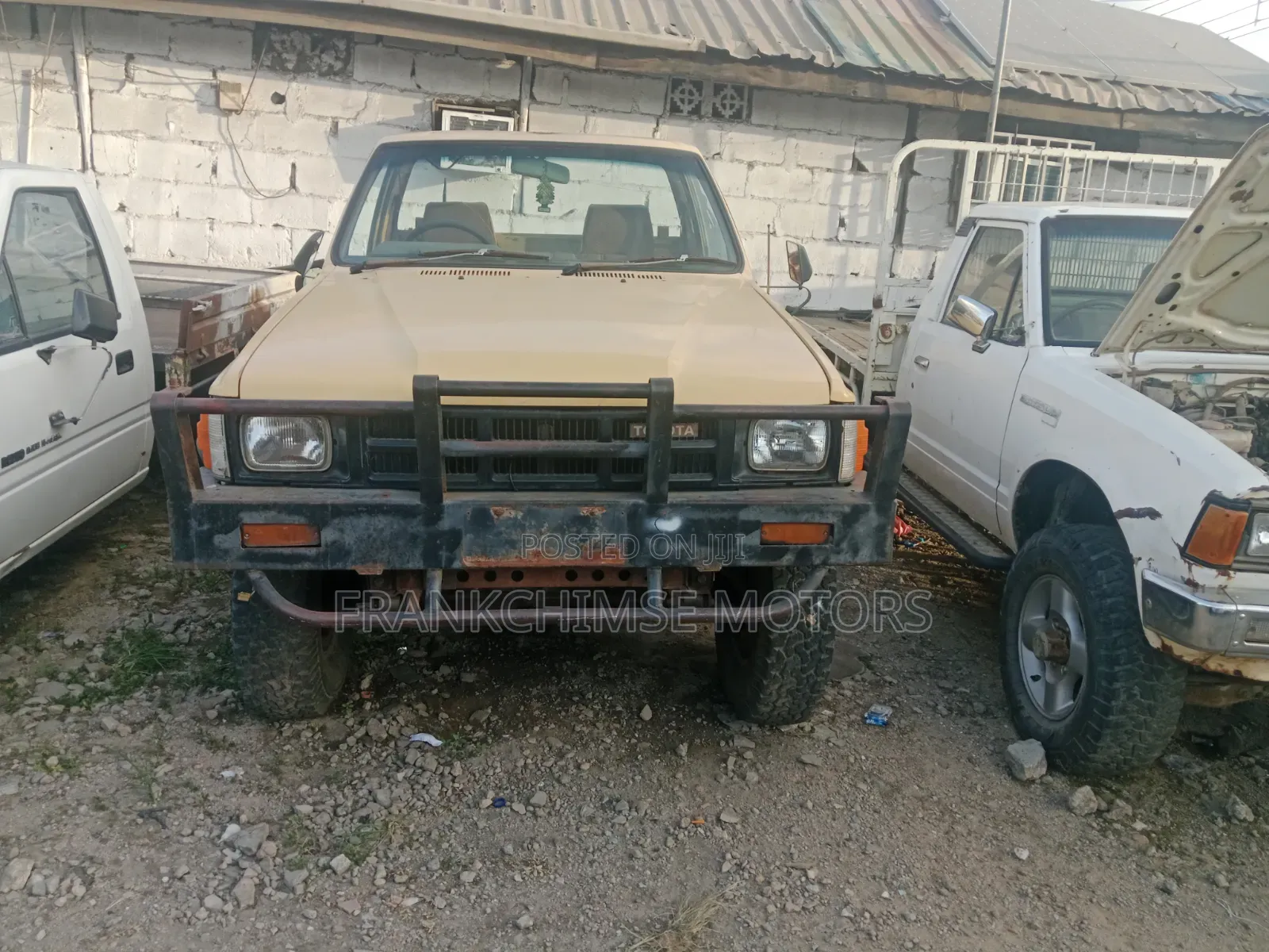 Toyota Hilux 1990 Yellow