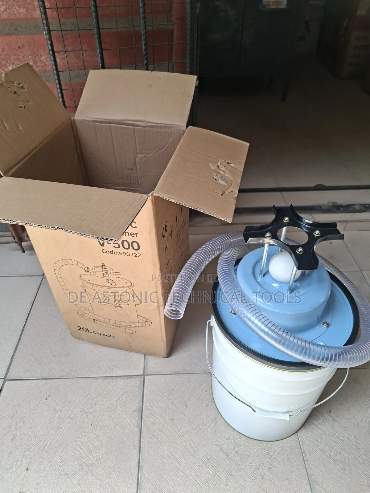 Pneumatic Vacuum Cleaner-20l Model v-500