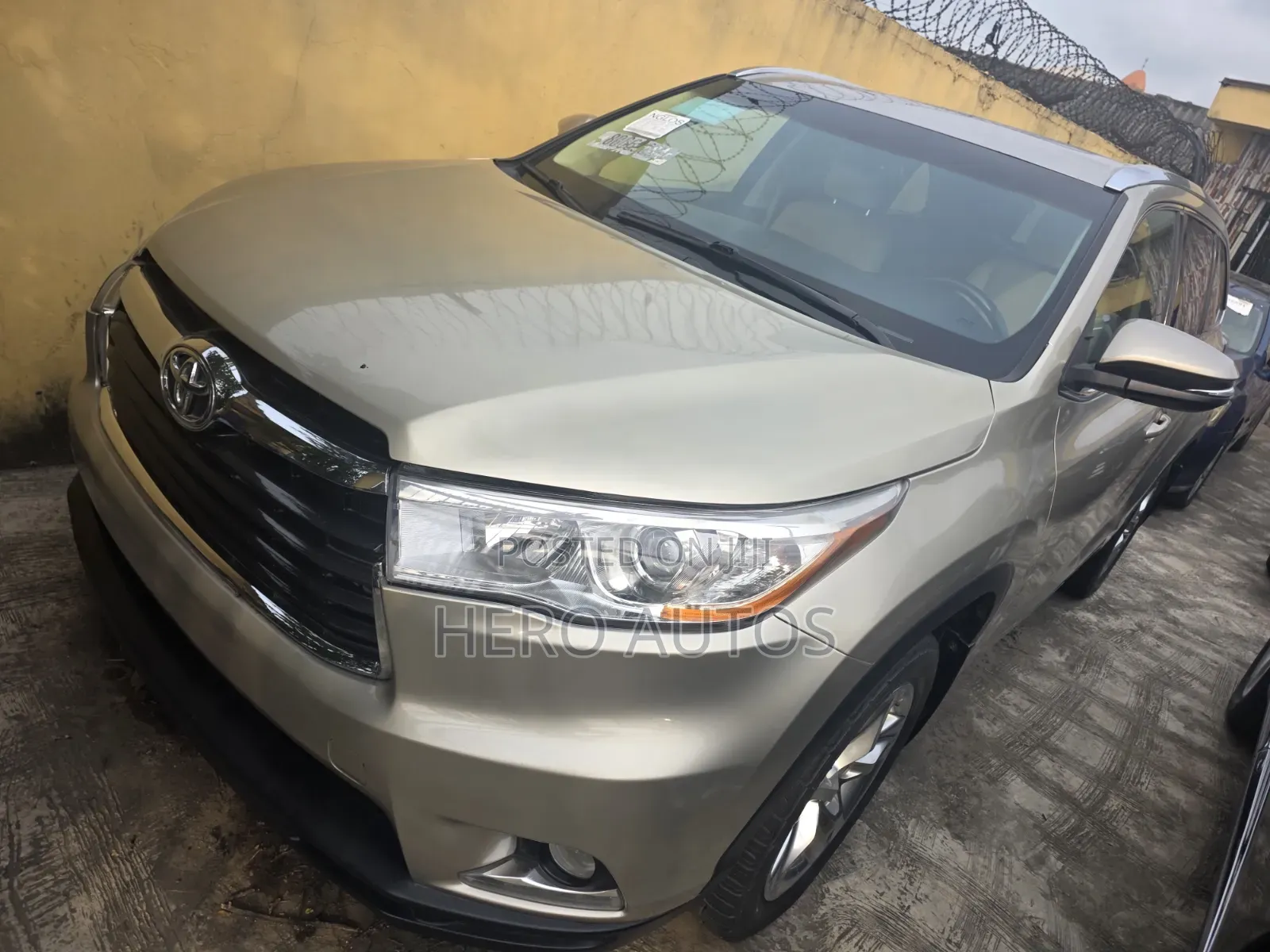 Toyota Highlander Limited V6 4x4 (3.5L 6cyl 6A) 2016 Gold