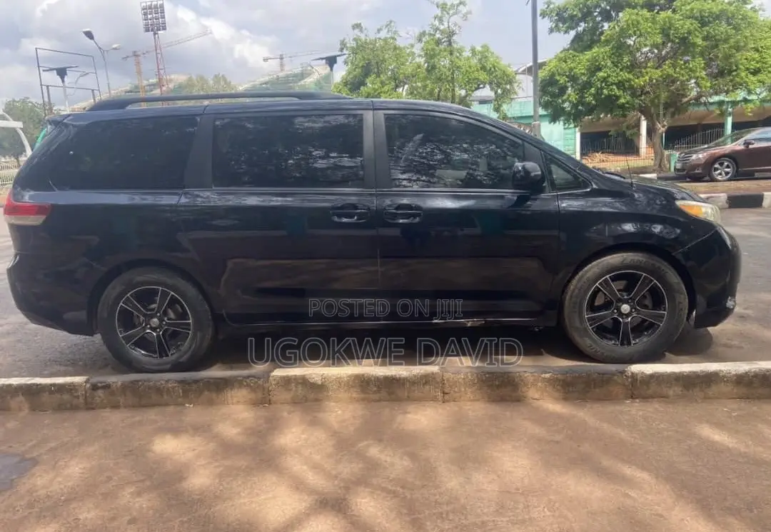 Toyota Sienna 2010 Black